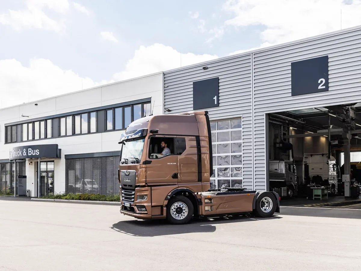 MAN Lkw vor einem modernen MAN Servicebetrieb